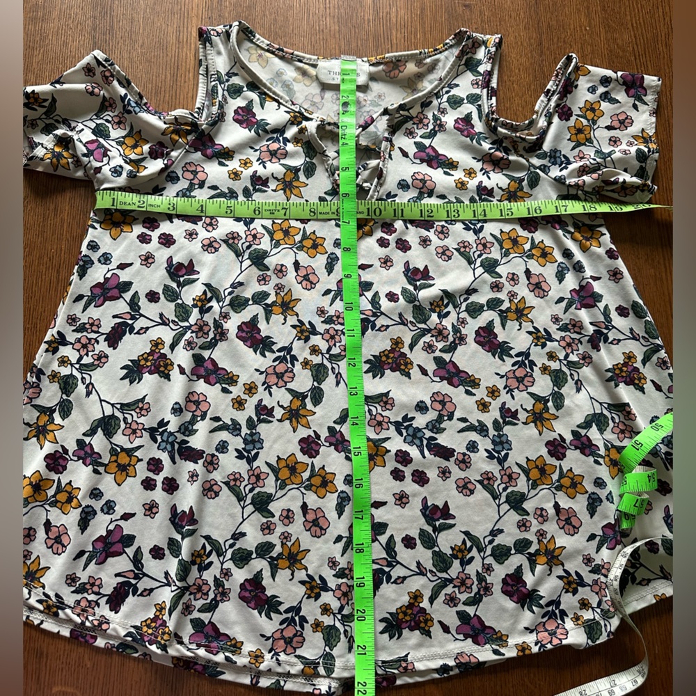 Cold Shoulder Top - Picture 3 of 3